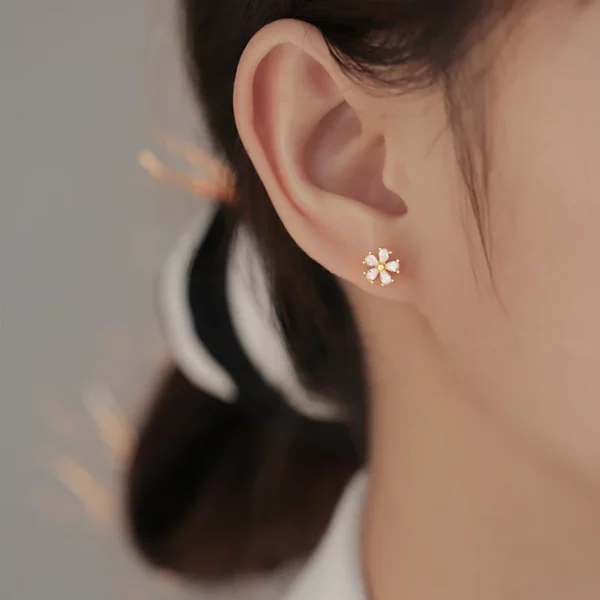 Flower Zircon Earrings Femininity Exquisite Earrings Cute Small Shiny Earrings Wedding Fashion Jewelry Gift