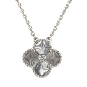 Collier pendentif Van Cleef & Arpels Vintage Alhambra Édition Fêtes 2020, Or blanc 18 carats, guilloché et diamants